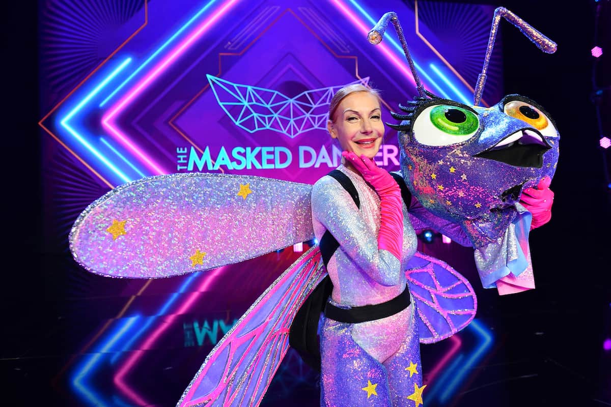 Ute Lemper als Glühwürmchen enttarnt bei The Masked Dancer 2022