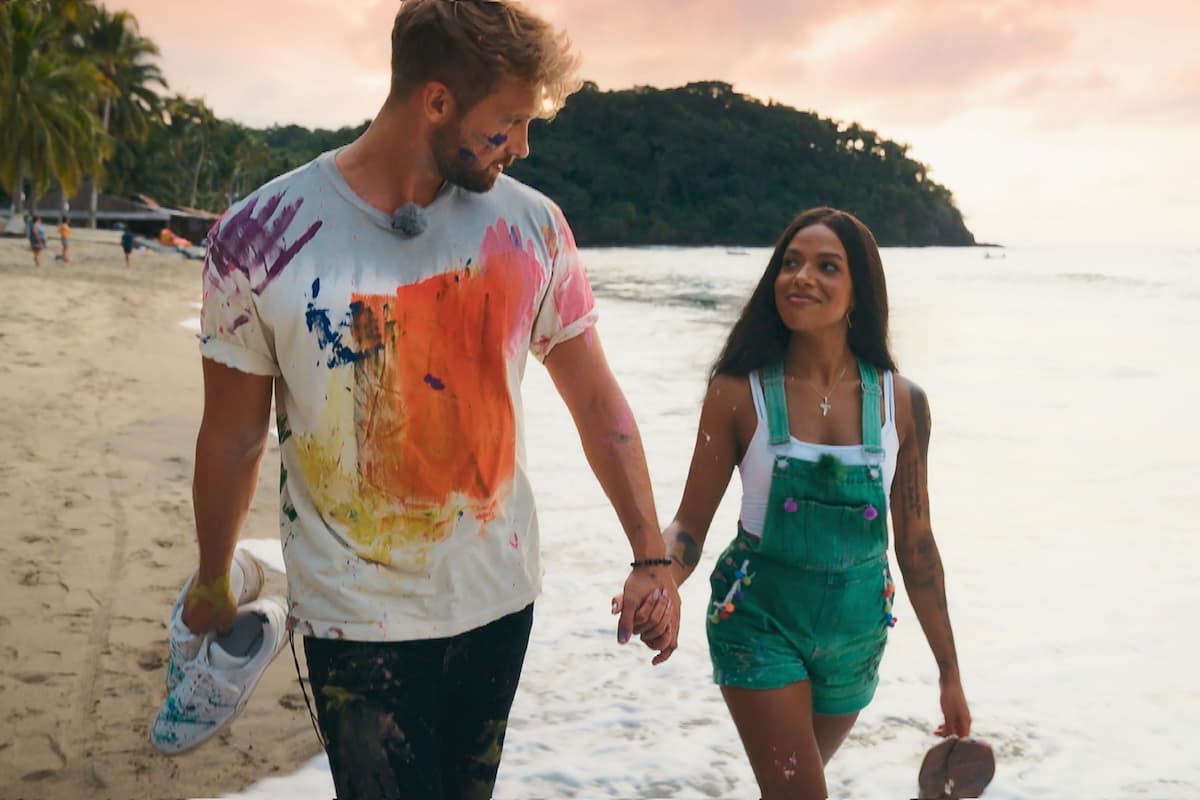 Chiara F. und Dominik vertraut am Strand - Bachelor 9.2.2022