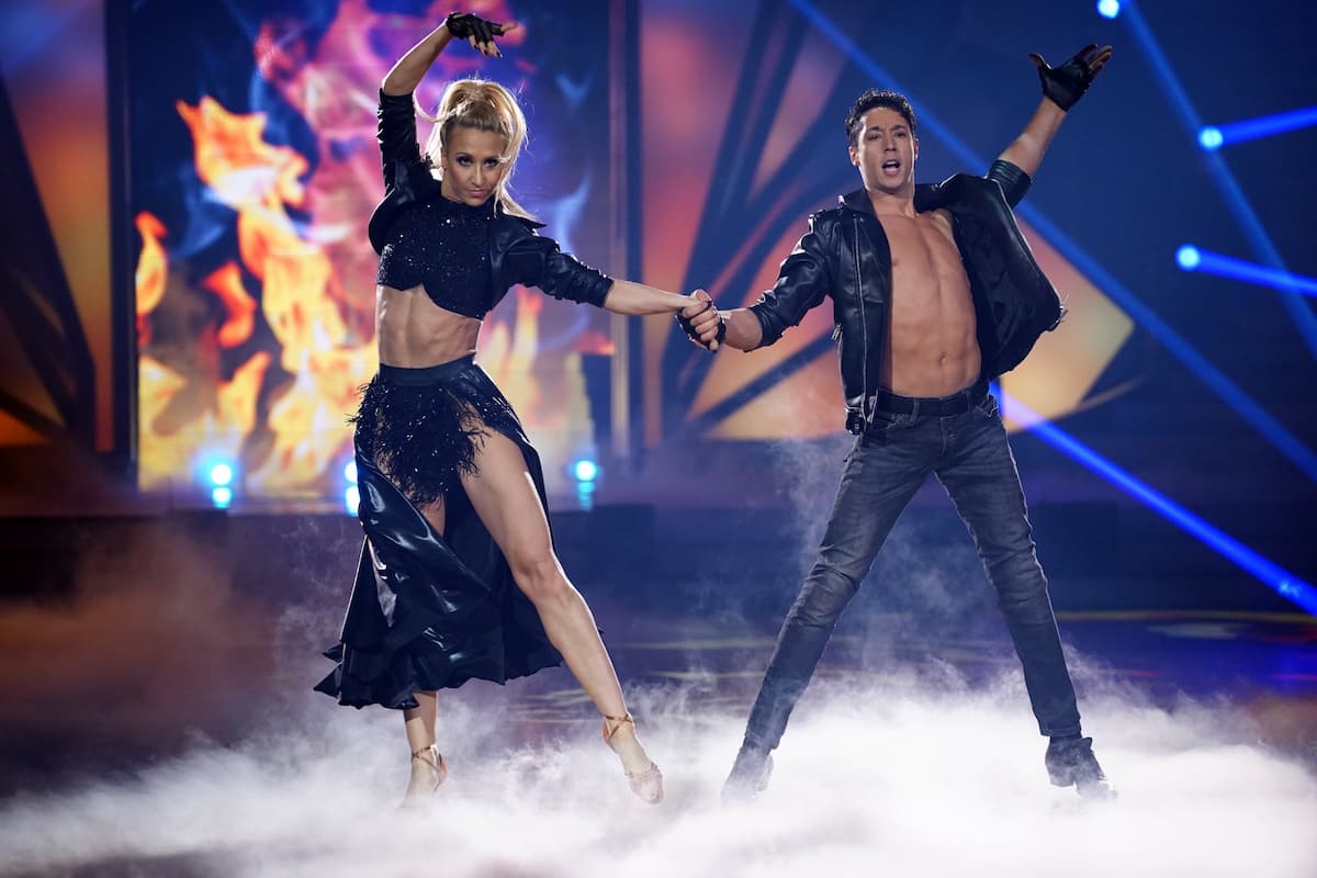 Rene Caselly und Kathrin Menzinger als Tanzpaar bei Let's dance 2022