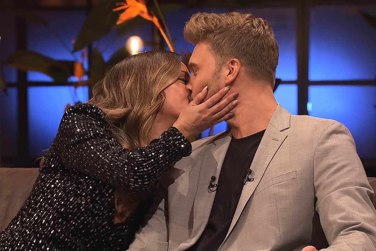 Anna küsst Dominik beim Bachelor am 30.3.2022
