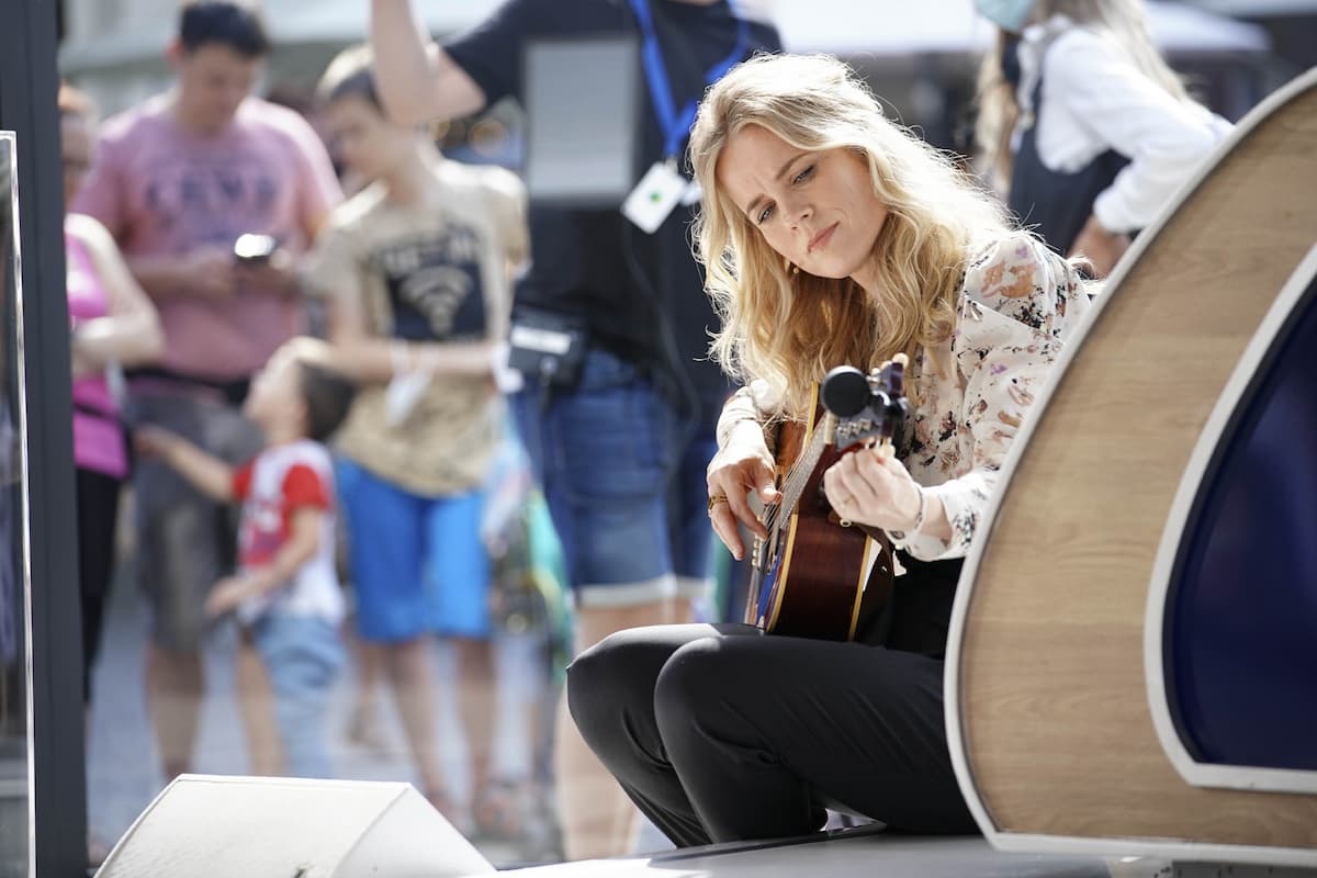 Ilse DeLange spielt Gitarre in einer Pause im DSDS-Jury-Casting