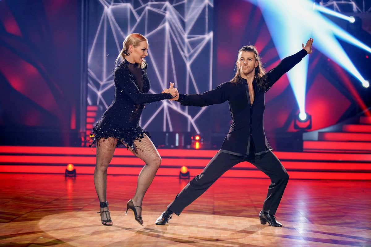 Isabel Edvardsson und Riccardo Basile beim Cha Cha Cha - Let's dance am 11.3.2022