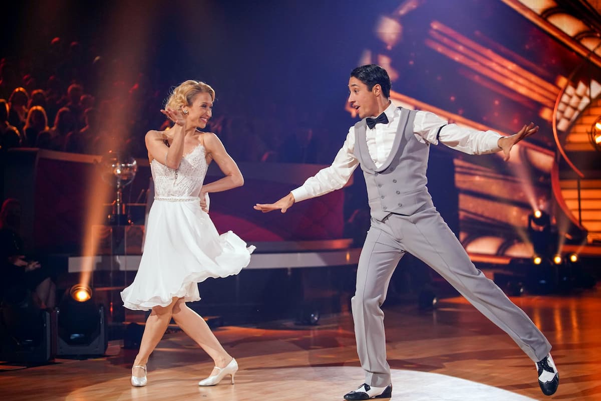 Kathrin Menzinger und Rene Casselly beim Quickstep - Let's dance am 11.3.2022