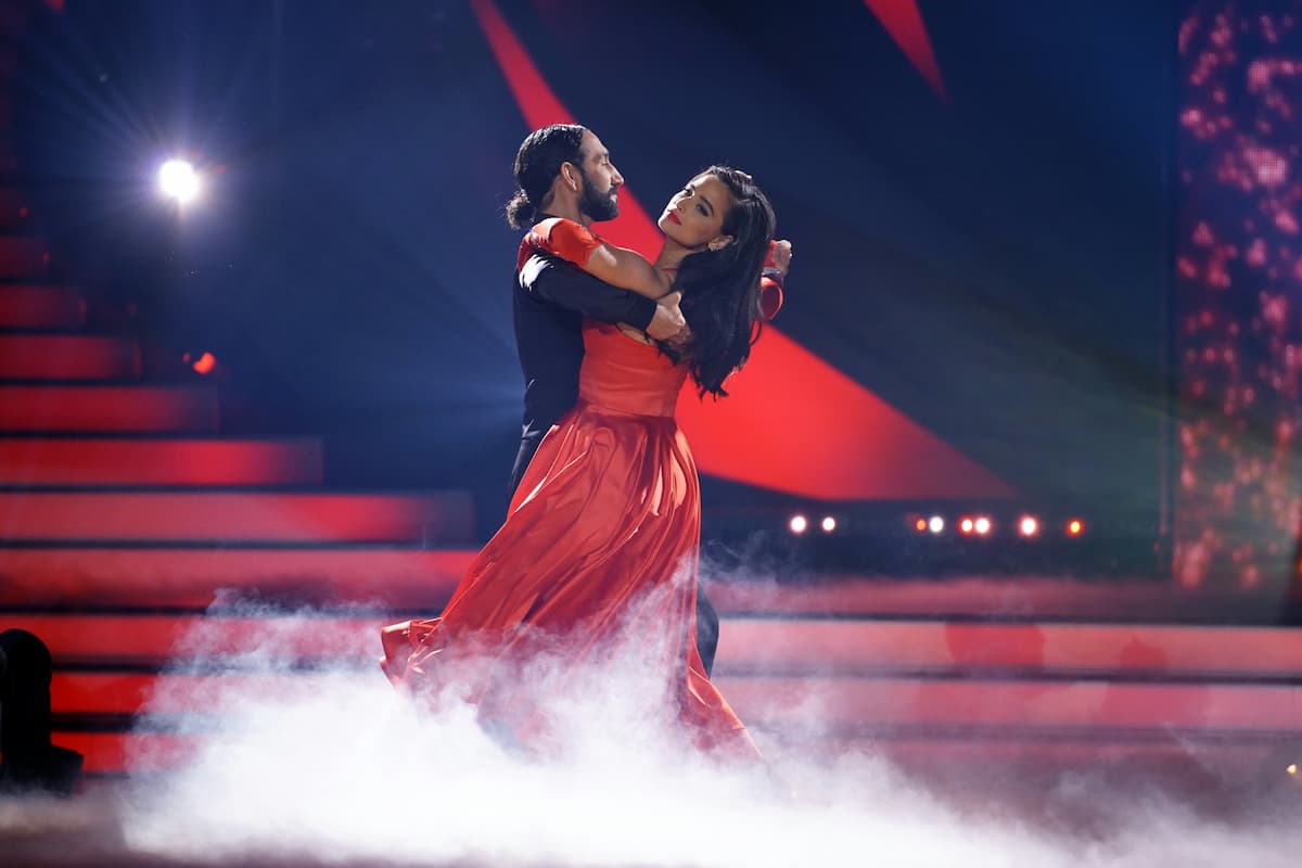 Massimo Sinato und Amira Pocher bei Let's dance am 4.3.2022