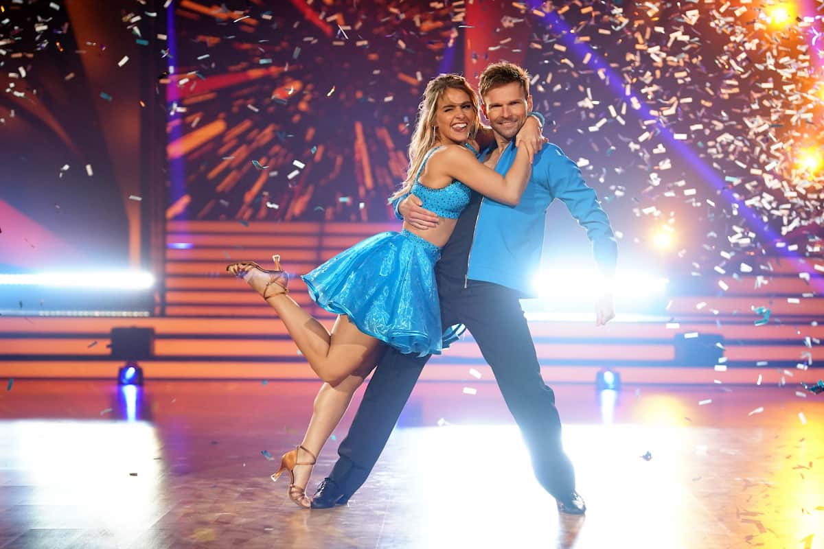 Sarah Mangione und Vadim Garbuzov tanzen Jive bei Let's dance am 25.3.2022