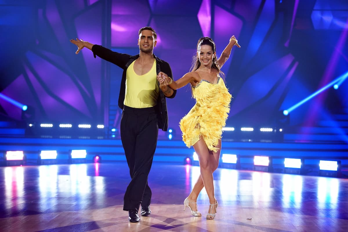 Timur Ülker und Malika Dzumaev tanzen Cha Cha Cha bei Let's dance am 25.3.2022