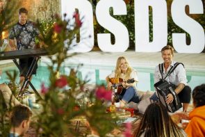 DSDS am 9.4.2022: Wer ist ausgeschieden? Kandidaten und Songs im letzten Auslands-Recall - hier im Bild die Jury und die Kandidaten beim Gemütlichen Beisammensein