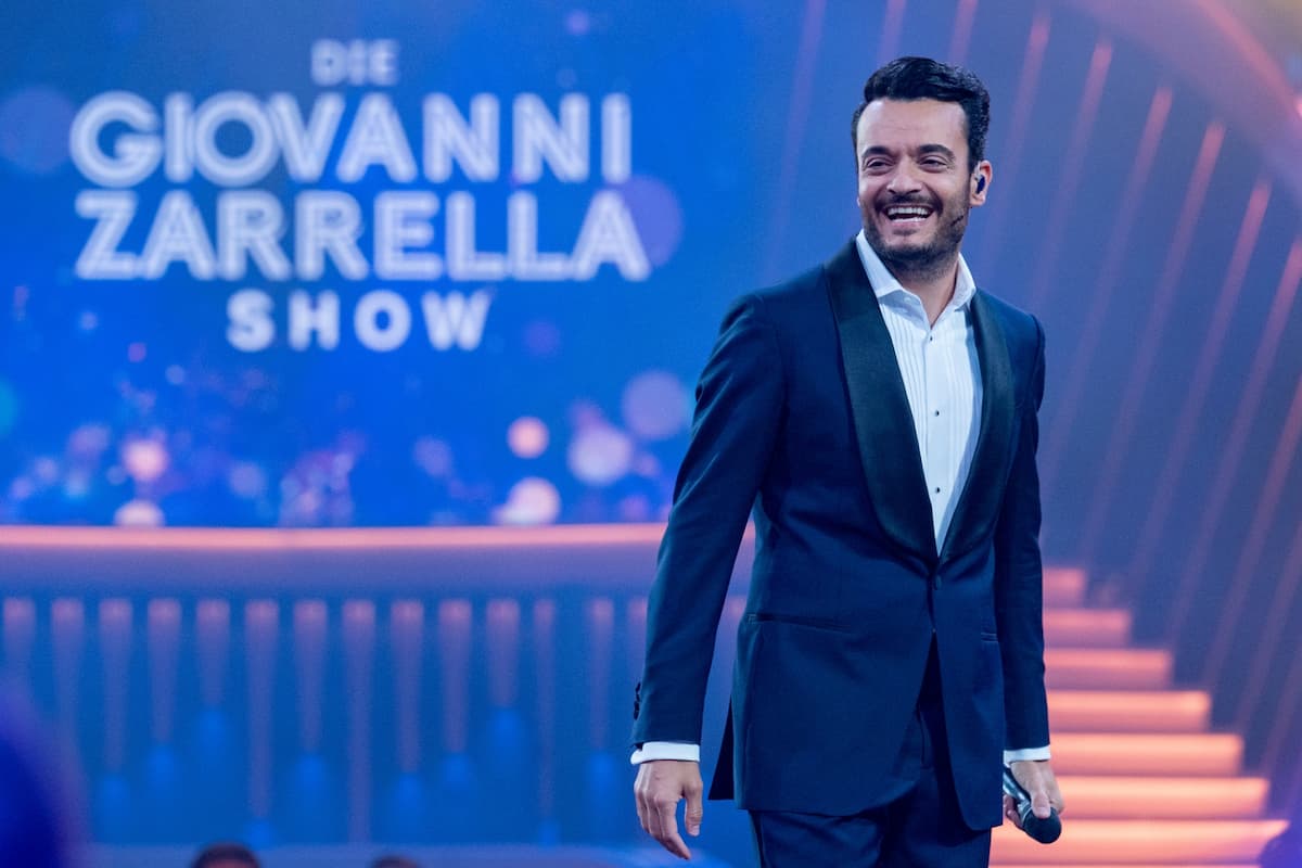 Giovanni Zarrella Show - Giovanni Zarrella vor dem Logo der Sendung in einer seiner Shows