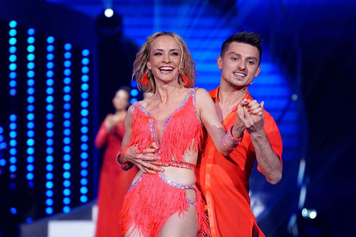 Janin Ullmann - Zsolt Sandor Cseke Salsa bei Let's dance am 1.4.2022