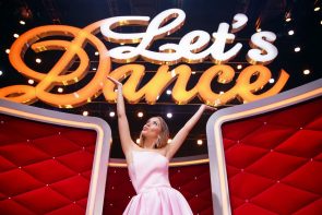 Kein Let's dance am 15.4.2022 - hier im Bild Moderatorin Victoria Swarovski unter dem Logo von Let's dance im TV-Studio Köln Ossendorf