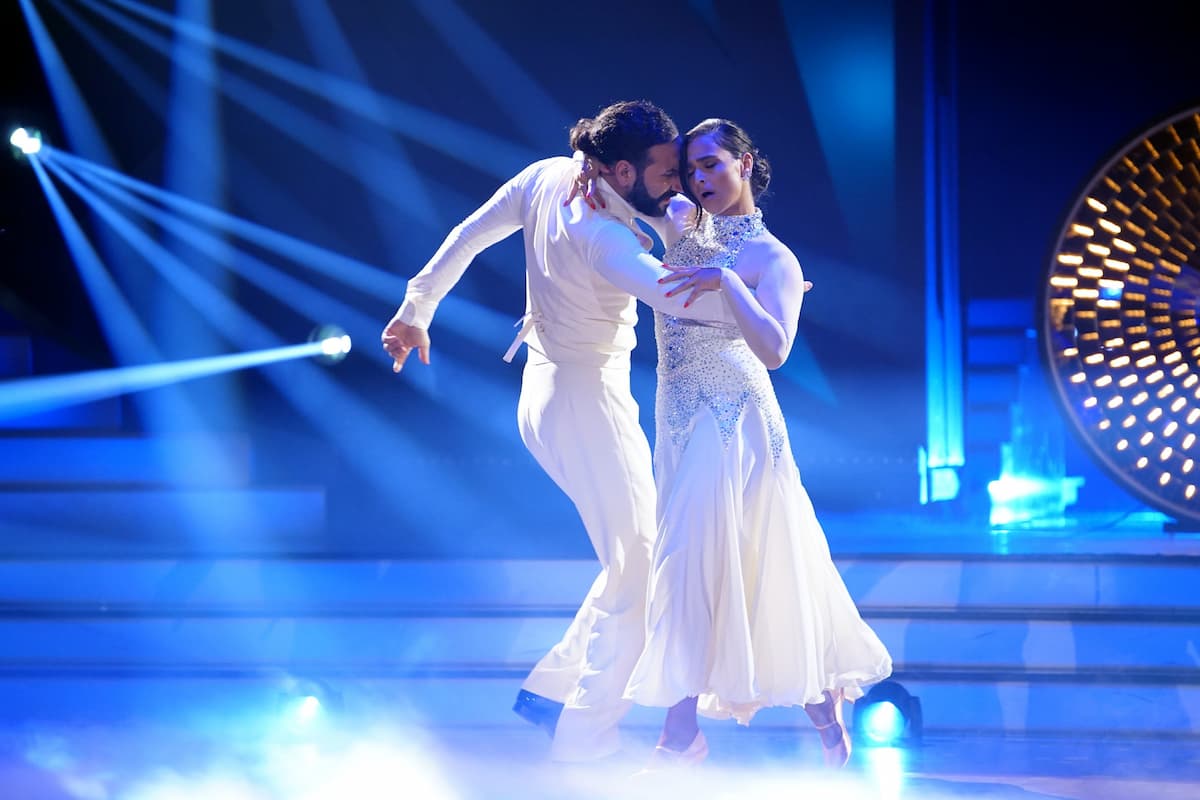 Massimo Sinato und Amira Pocher bei Let's dance am 8.4.2022 - Langsamer Walzer