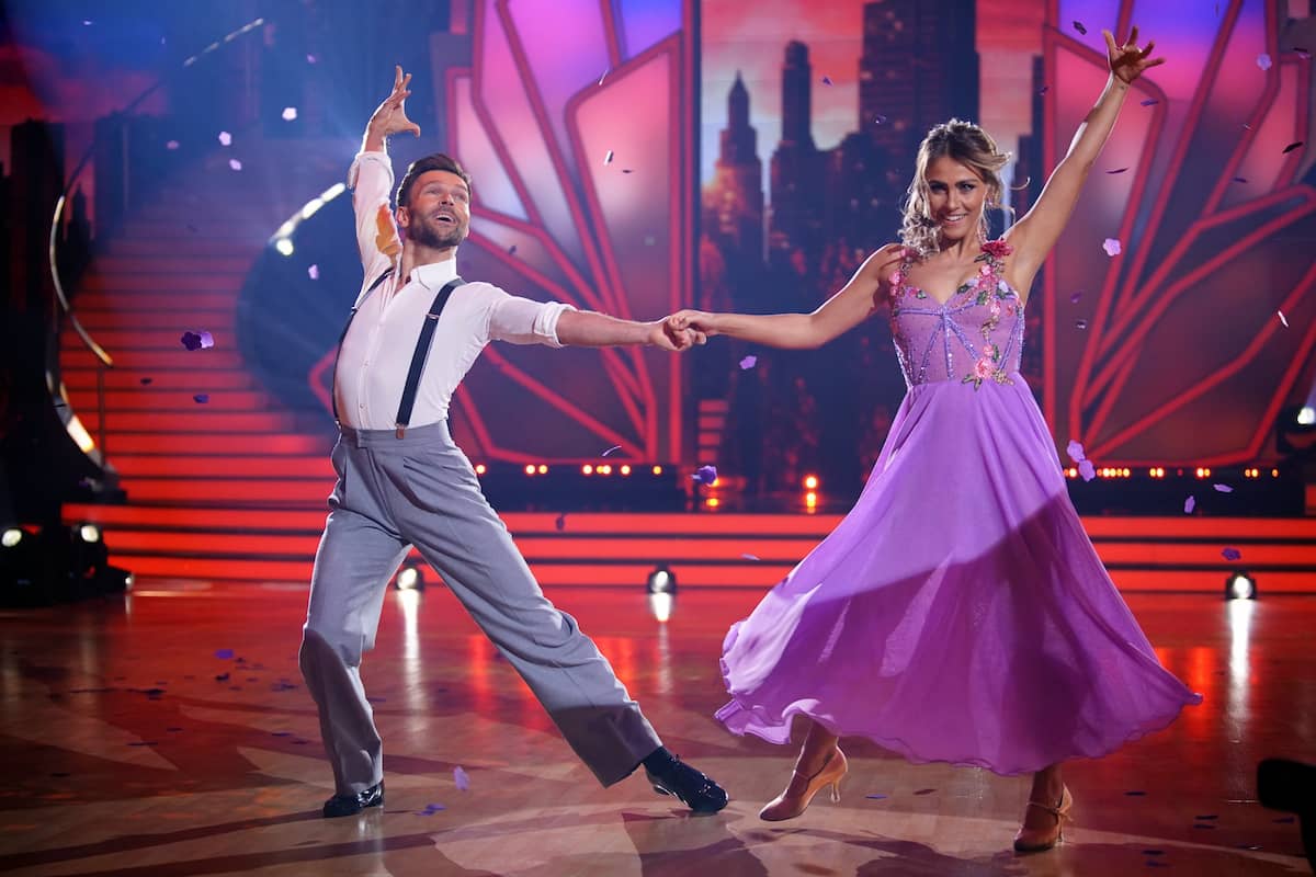 Sarah Mangione - Vadim Garbuzov Slowfox bei Let's dance am 1.4.2022