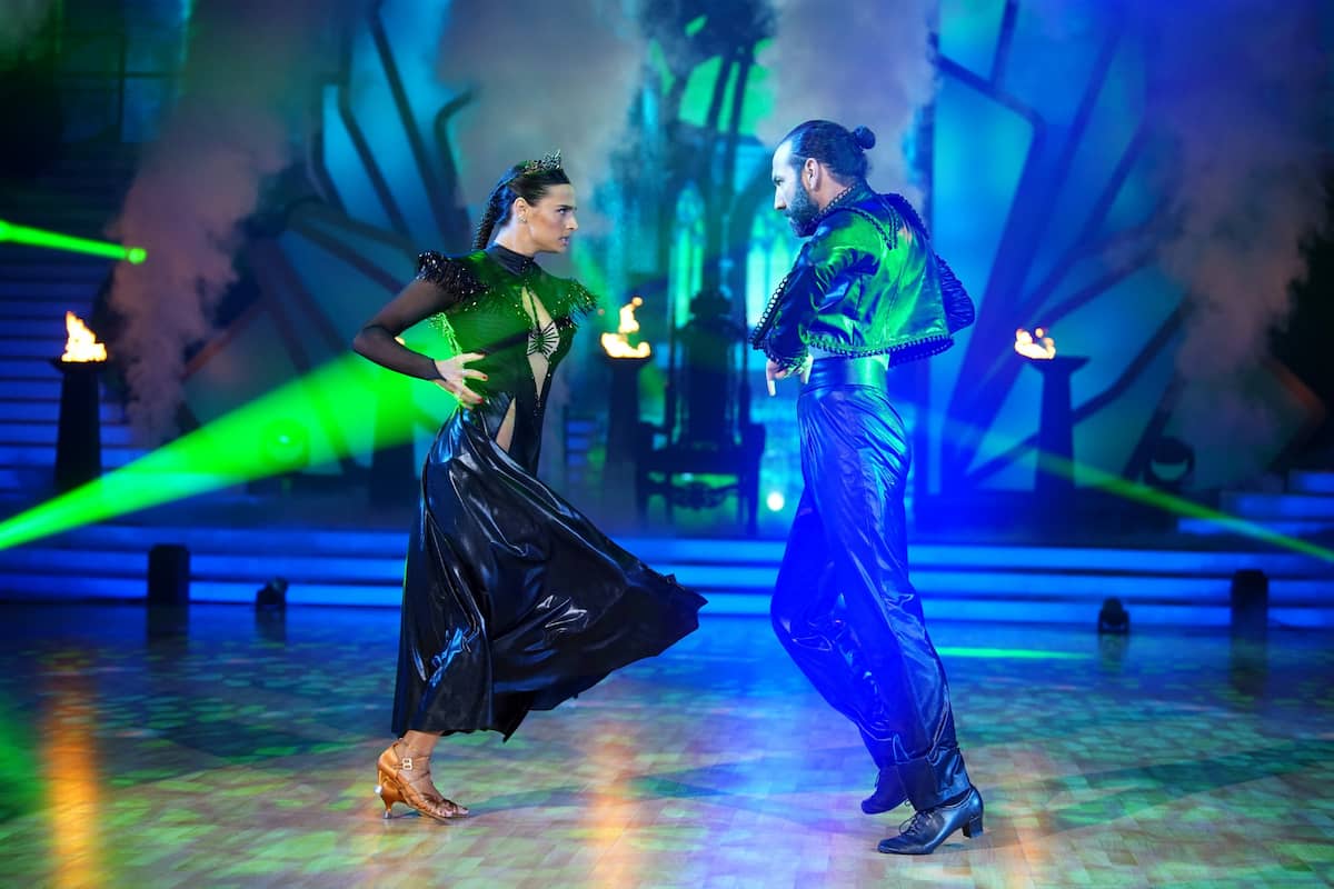 Amira Pocher und Massimo Sinato bei Let's dance am 6.5.2022 - Paso doble als Einzeltanz