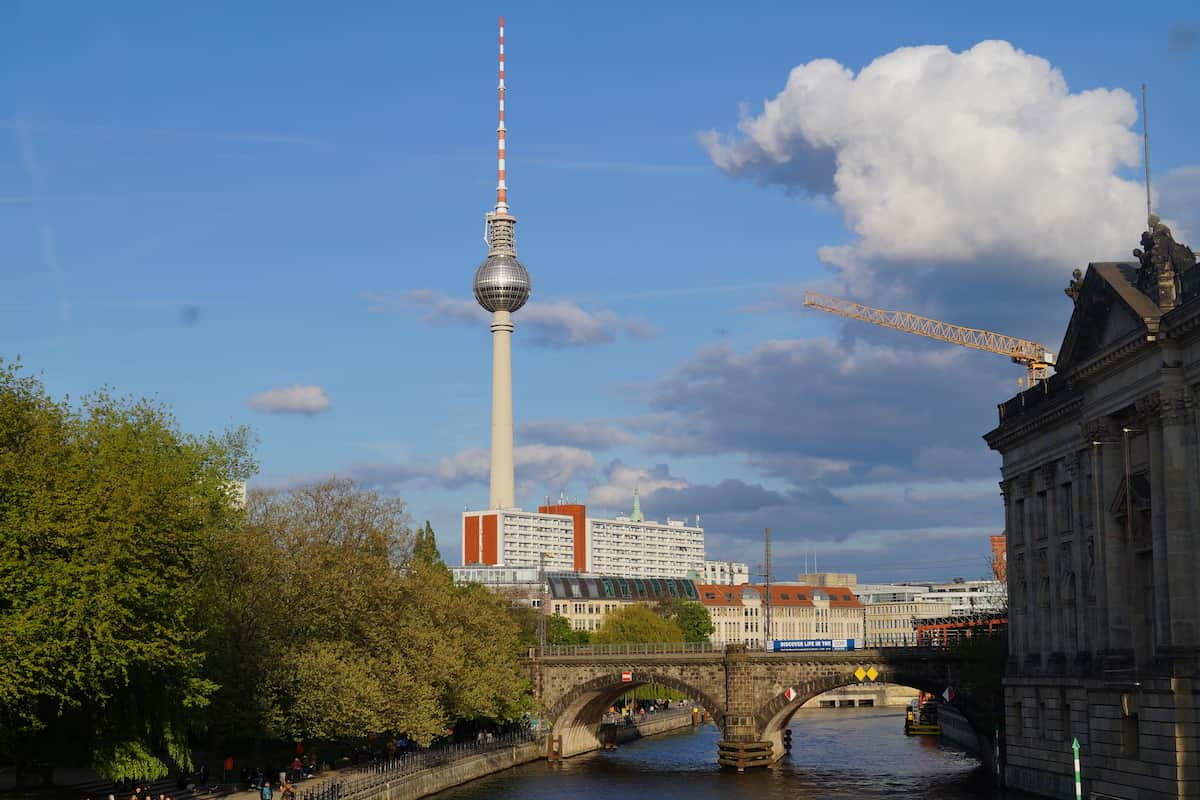 Blick zum Fernsehturm von der Spreebrücke zwischen Bodemuseum und Monbijou-Park