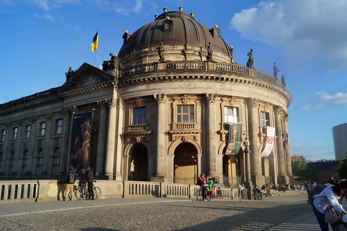 Bodemuseum von der Spreebrücke aus gesehen