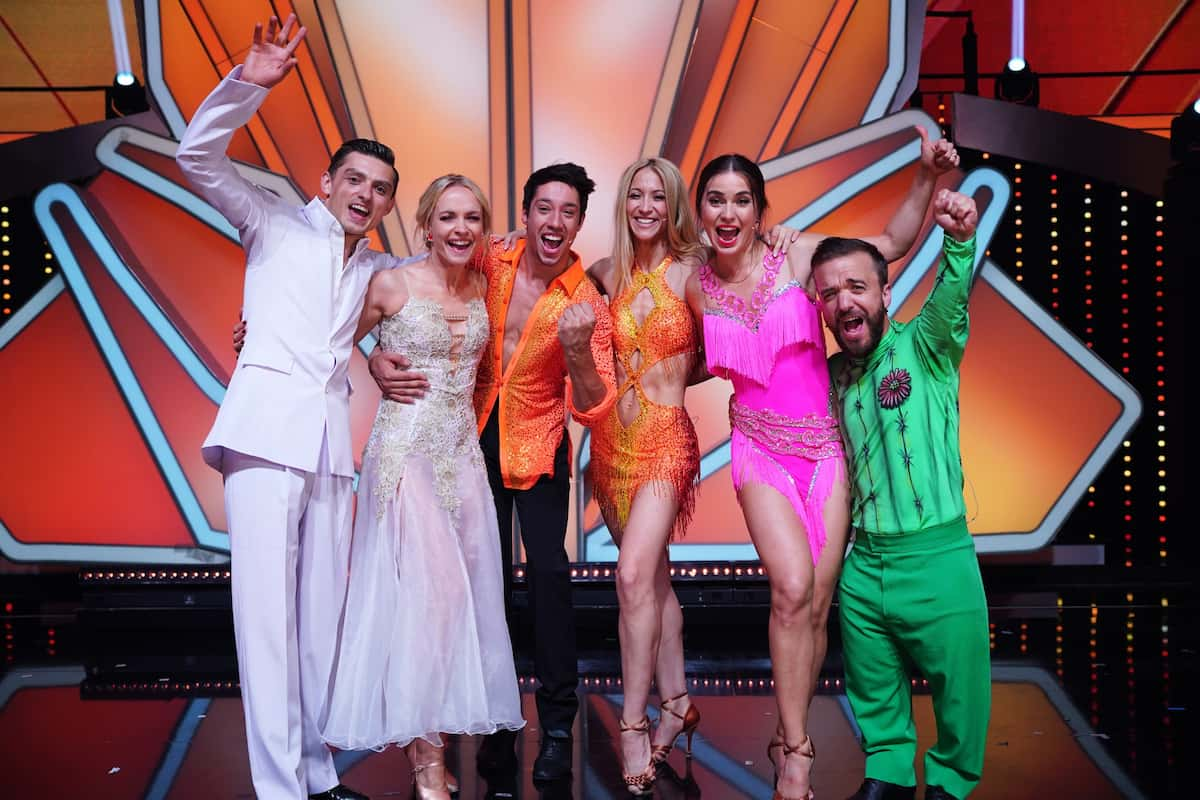 Die 3 Final-Paare bei Let's dance 2022 - hier im Bild Csolt Sandor Cseke, Janin Ullmann, Rene Casselly, Kathrin Menzinger, Renata Lusin und Mathias Mester