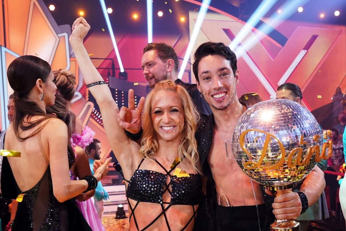 Gewinner Let's dance 2022 - Kathrin Menzinger und Rene Casselly mit dem Sieger-Pokal