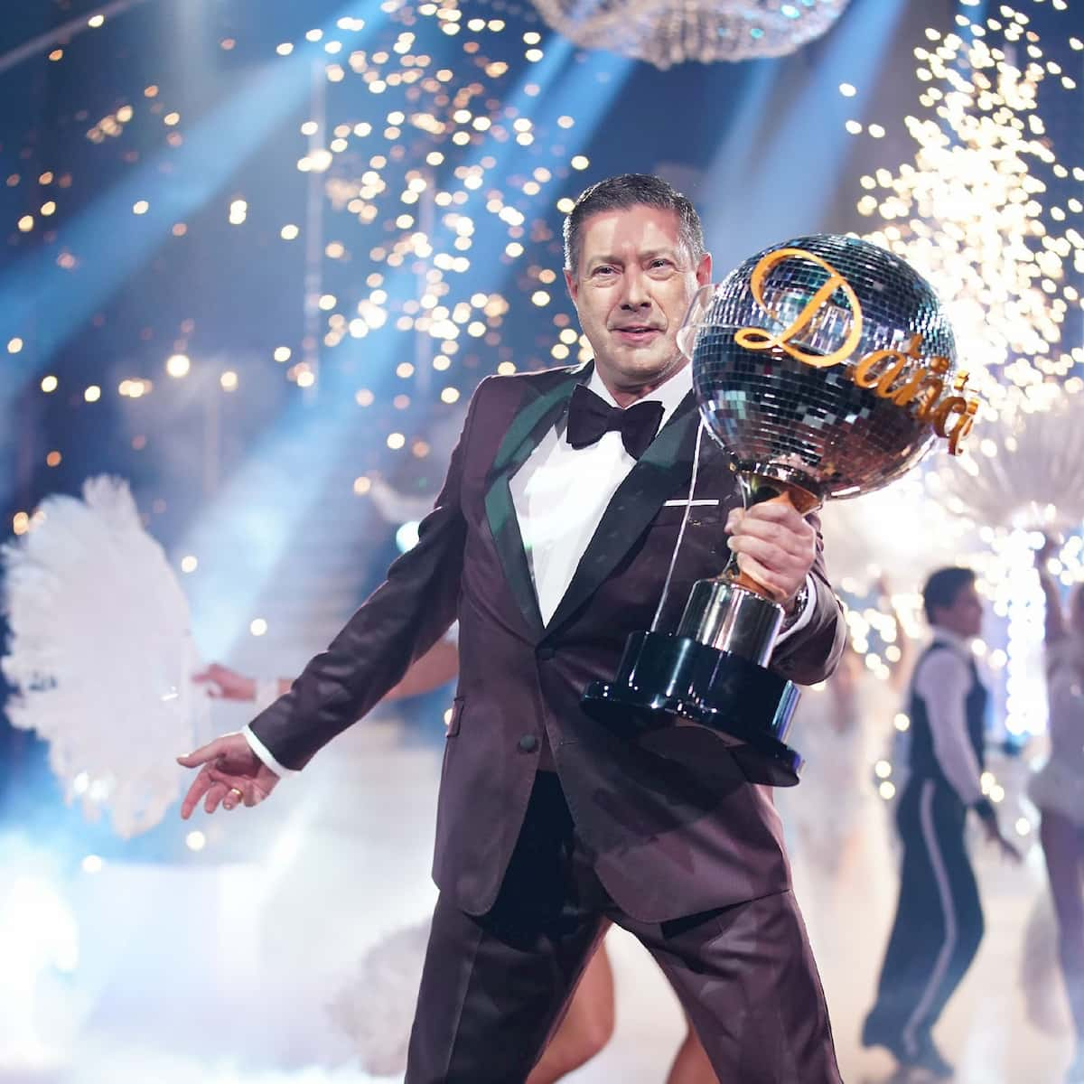 Joachim Llambi bei Let's dance - im Bild Joachim Llambi mit dem Sieger-Pokal von Let's dance in der Hand - Foto nicht aus dieser Staffe