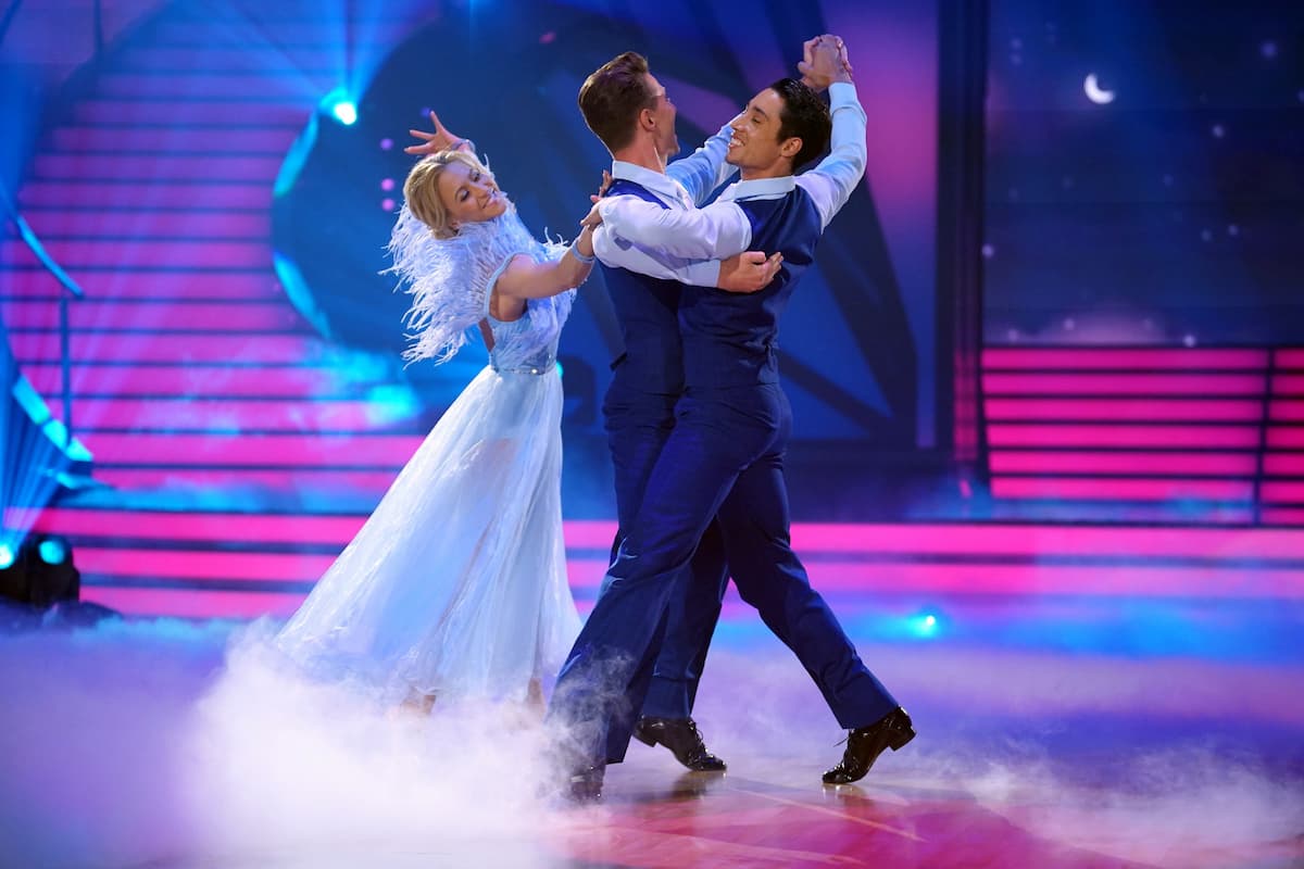 Rene Casselly mit Valentin Lusin und Kathrin Menzinger bei Let's dance 6.5.2022 im Trio-Tanz