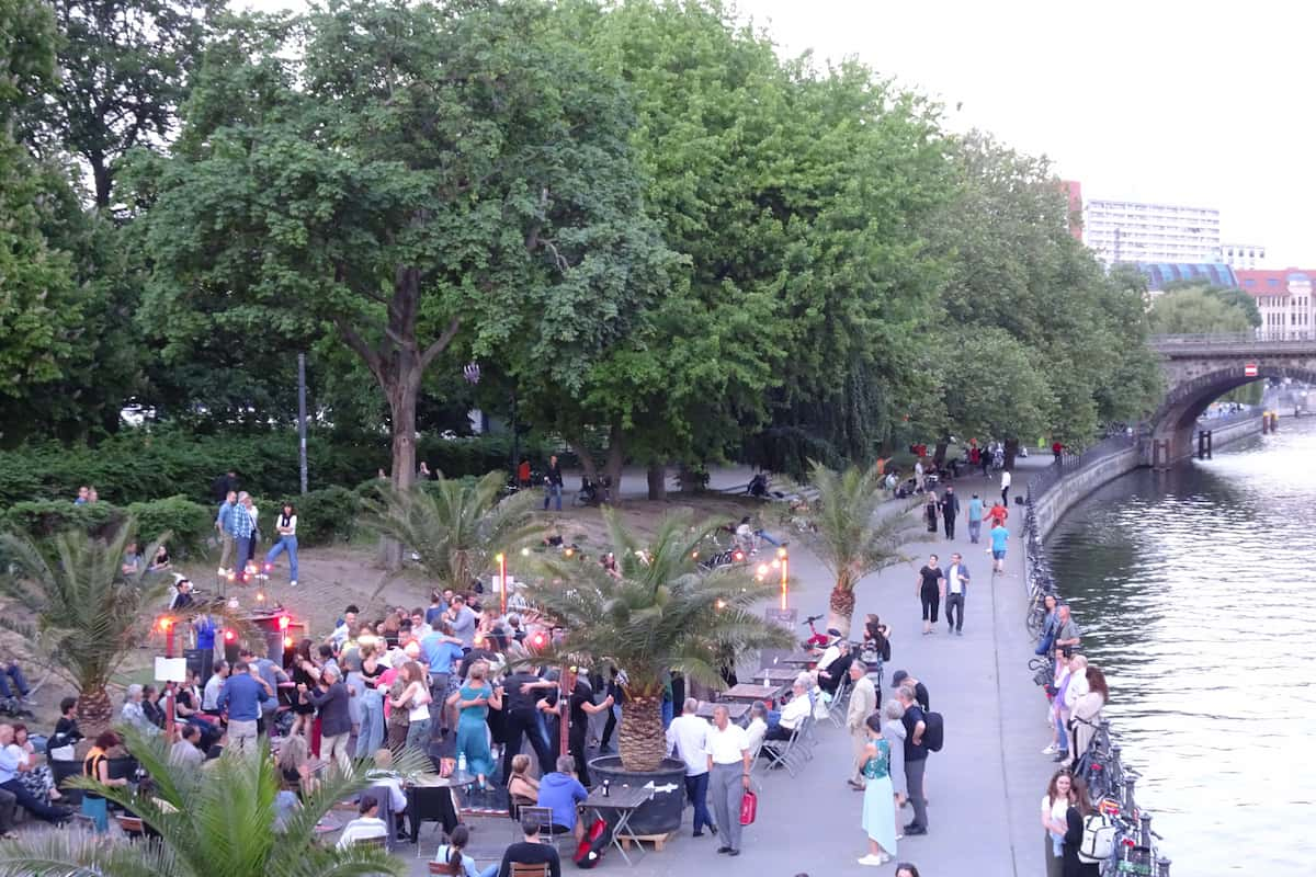 Tanzfläche im Monbijoupark 2022 von der Brücke am Bodemuseum gesehen - Dieses aktuelle Foto hat unser Salsango-Leser Daniel zur Verfügung gestellt. Vielen Dank dafür!