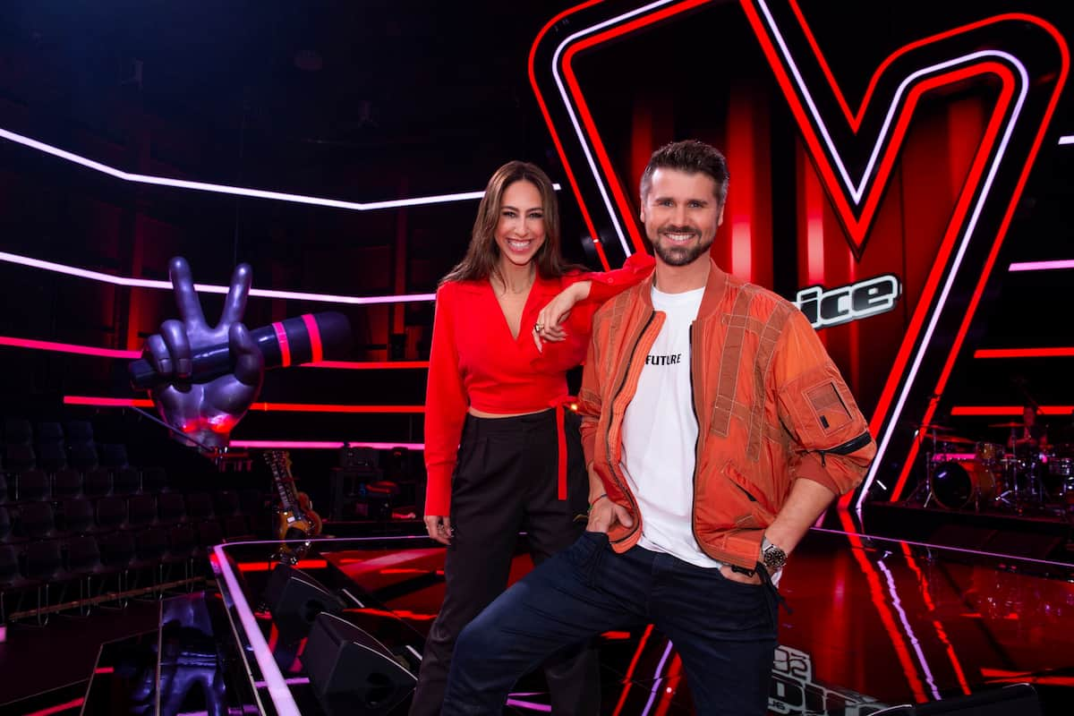 The Voice of Germany 2022 - hier im Bild Moderatoren Melissa Khalaj und Thore Schölermann