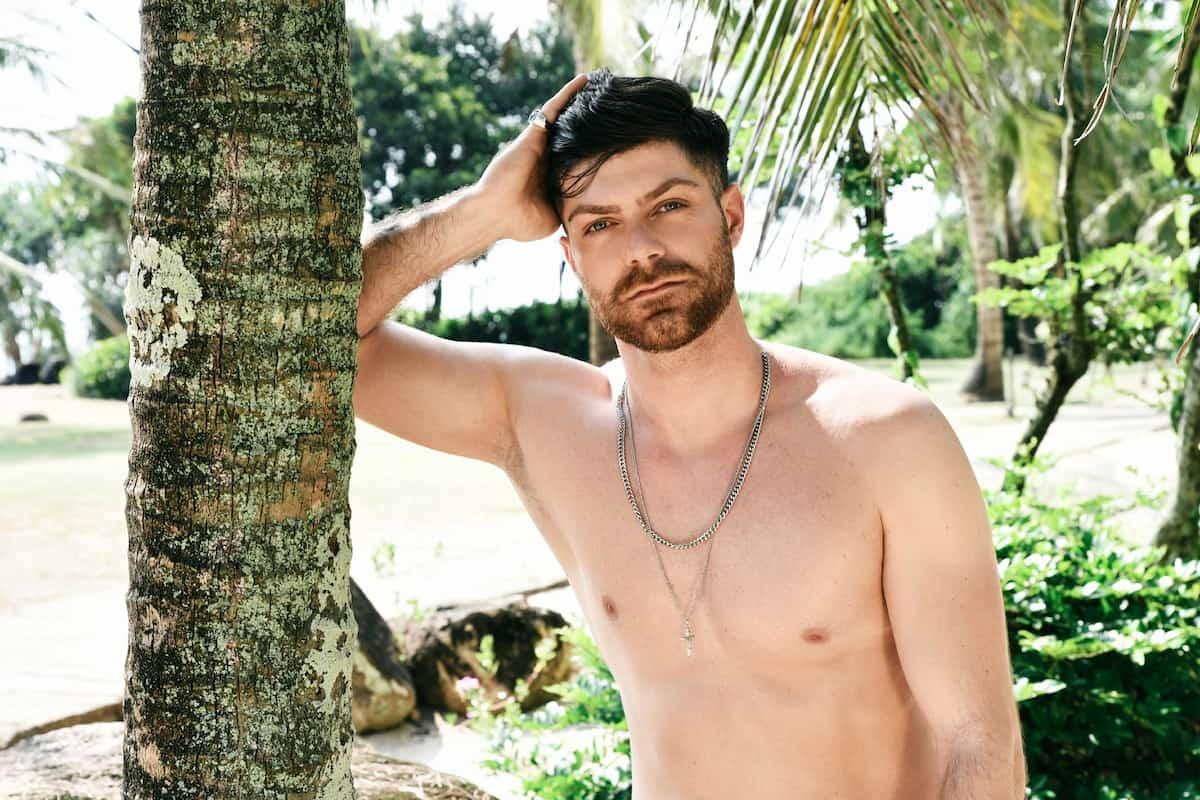 Alexandros mit freiem Oberkörper - Kandidat Bachelorette 2022