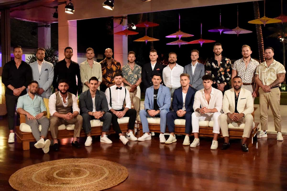 Alle Kandidaten Bachelorette 2022 - hier im Bild hinten Tim D., Steffen, Stas, Yannick, Lukas, Tim J., Moritz, Patrick, Tom F., Basti, Hannes, Maurice und vorn Jan, Umut, Mo, Alexandros, Max, Dennis, Emanuell