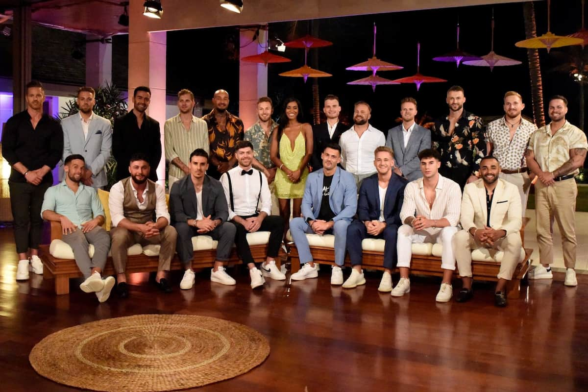 Bachelorette 2022 - Alle Kandidaten mit Bachelorette Sharon - hier im Bild von links hinten beginnend Tim D., Steffen, Stas, Yannick, Lukas, Tim J., Sharon Battiste, Moritz, Patrick, Tom F., Basti, Hannes, Maurice - und vorn von links beginnend Jan, Umut, Mo, Alexandros, Max, Dennis, Emanuell