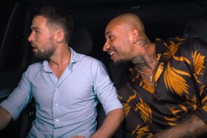 Bachelorette am 15.6.2022 Folge 1 - Wer ist ausgeschieden? - hier im Bild Jan und Lukas im ersten Auto beim Kennenlernen