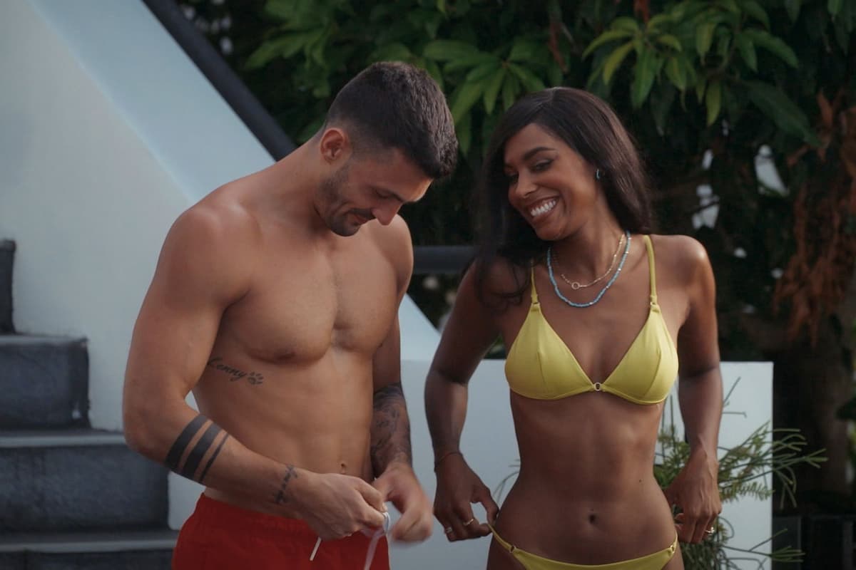 Bachelorette am 22.6.2022 - Wer ist ausgeschieden in Folge 2? - hier im Bild Max und Sharon knapp bekleidet am Pool