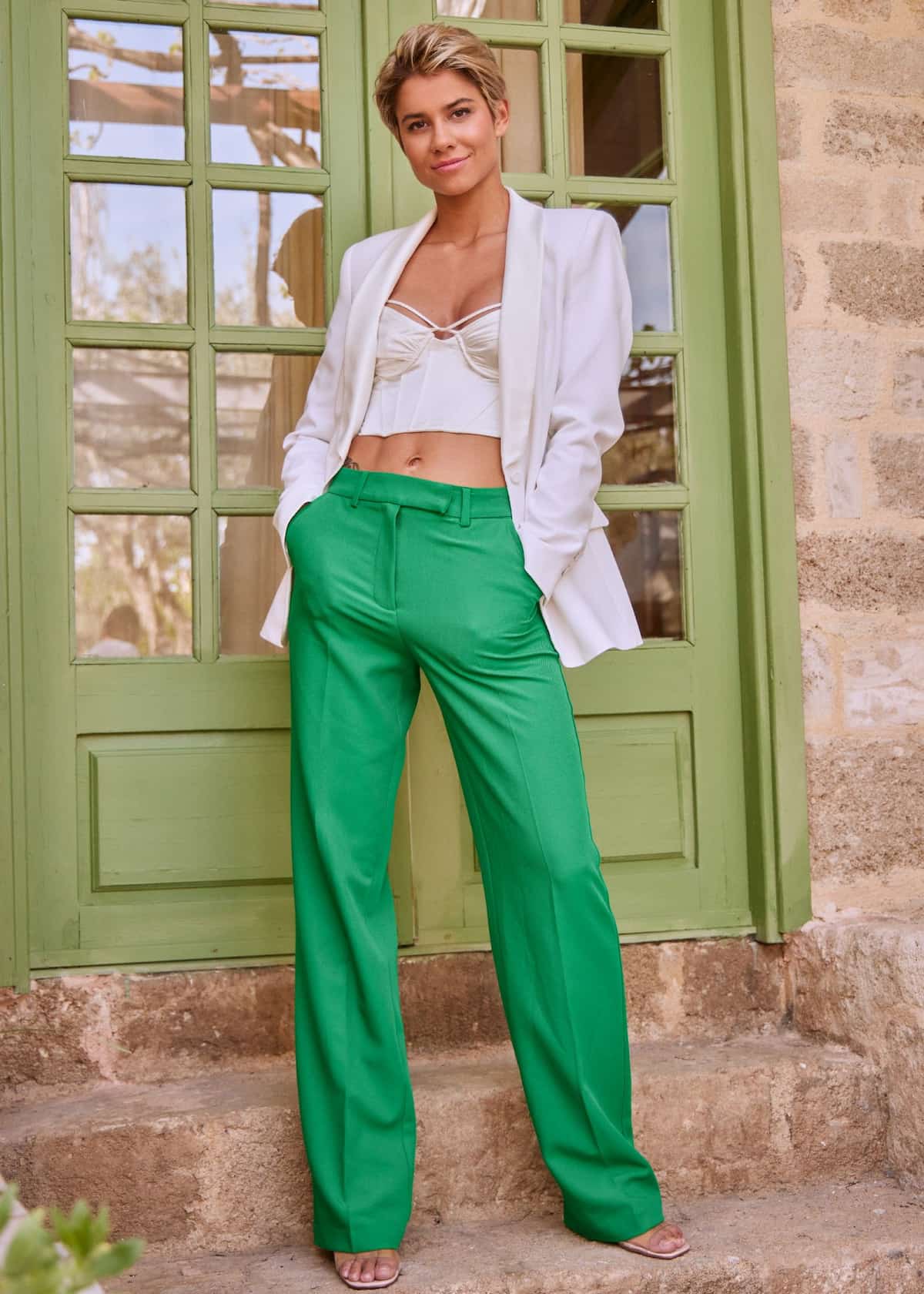Hanna als Princess Charming 2022 - hier im Bild Hanna Sökeland in einer grünen Hose, weißen Blazer und einem bauchfreien Corsagen-Top