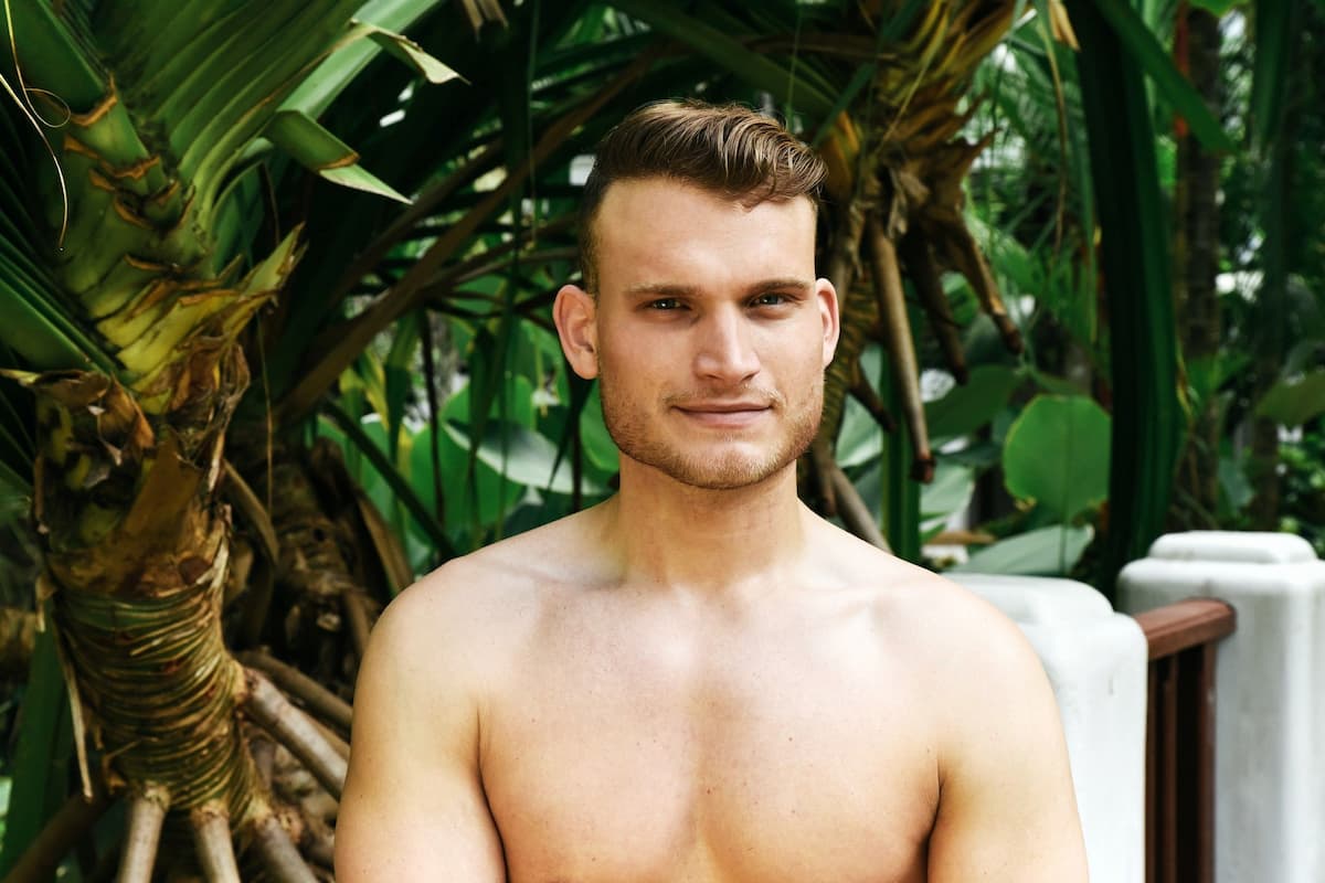 Moritz mit freiem Oberkörper - Kandidat Bachelorette 2022