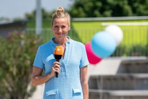 ZDF-Fernsehgarten am 19.6.2022 Gäste beim Discofox-Special - hier im Bild Moderatorin Andrea Kiewel