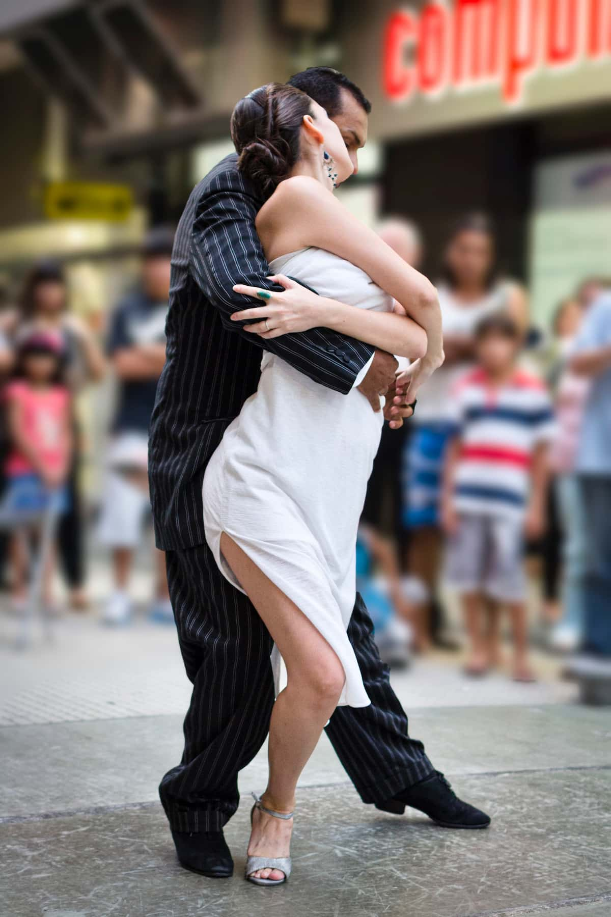 Tango-Tanzpaar tanzt auf der Straße