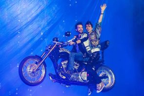 Ehrlich Brothers Tour 2023 - Live-Termine, Tickets - hier im Bild Andreas Ehrlich und Chris Ehrlich auf einem fliegenden Motorrad - Motiv aus der Dream & Fly Tour