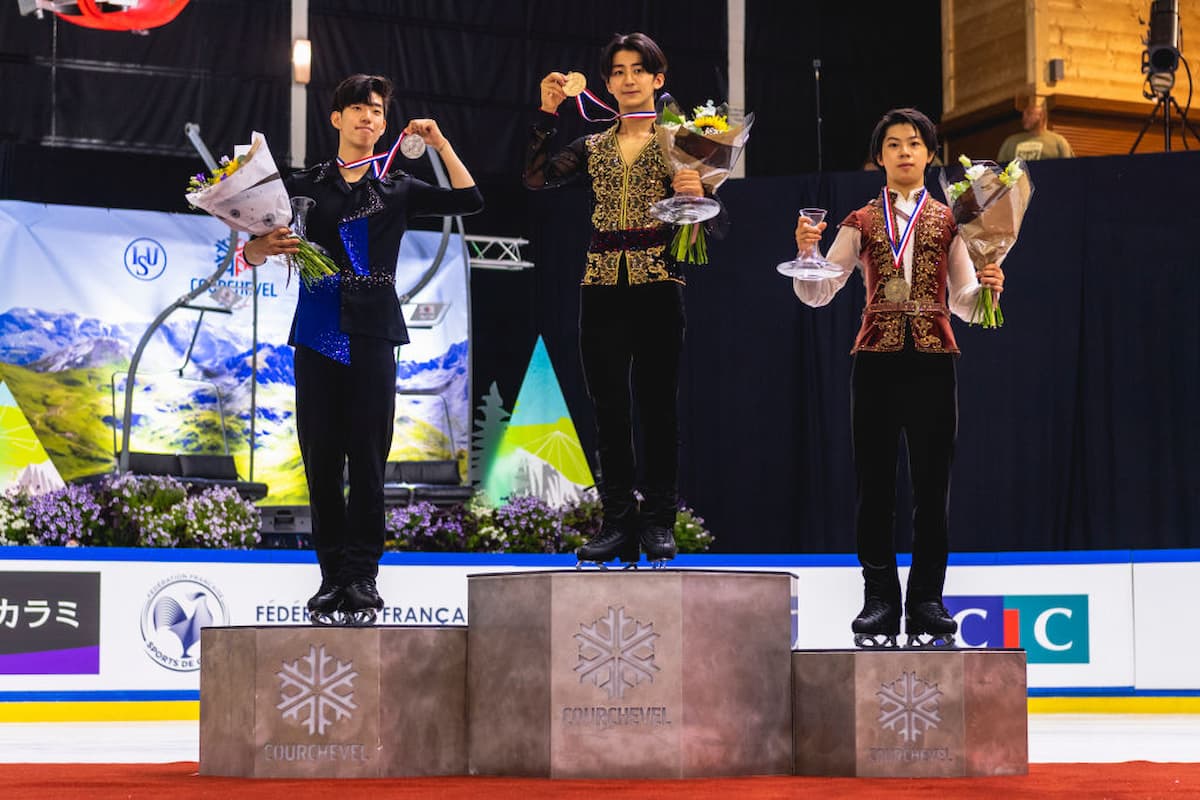 Siegerehrung Männer beim Eiskunstlauf Junior Grand Prix Courchevel 2022