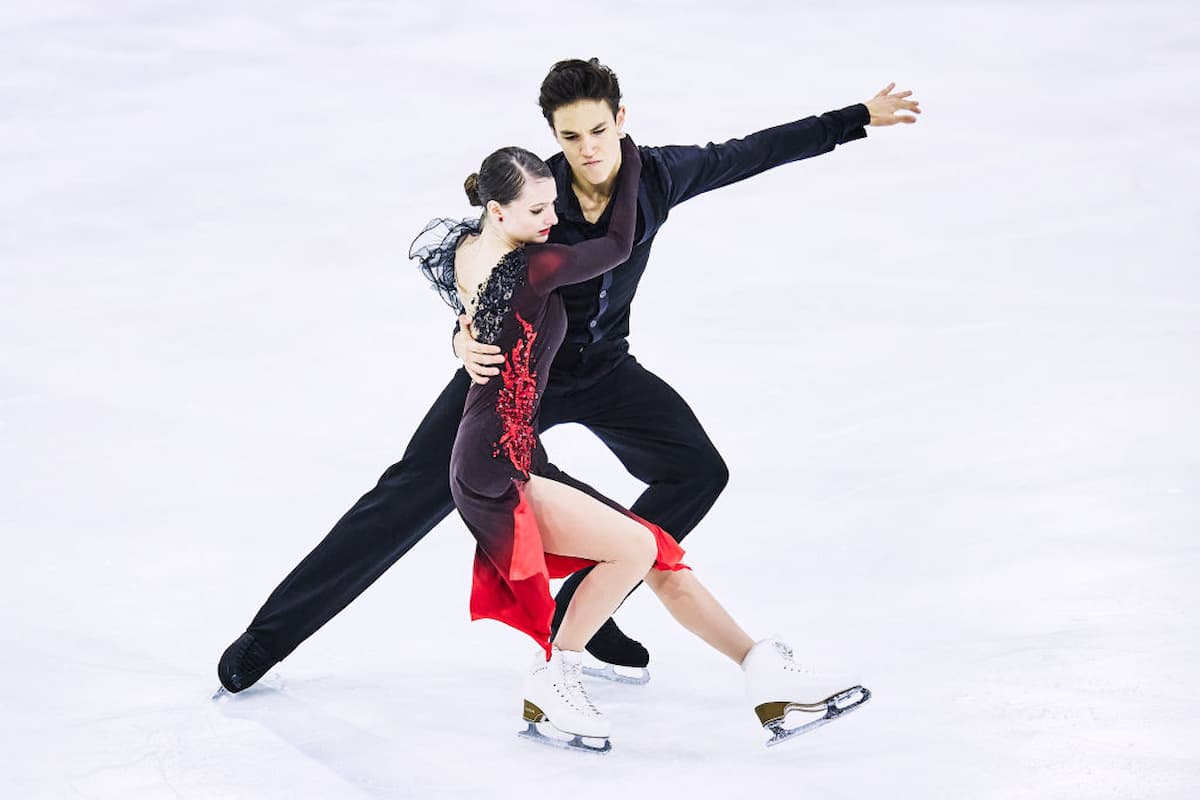 Darya Grimm & Michail Savitskiy gewinnen den Eistanz beim ISU Junior Grand Prix 2022 in Riga