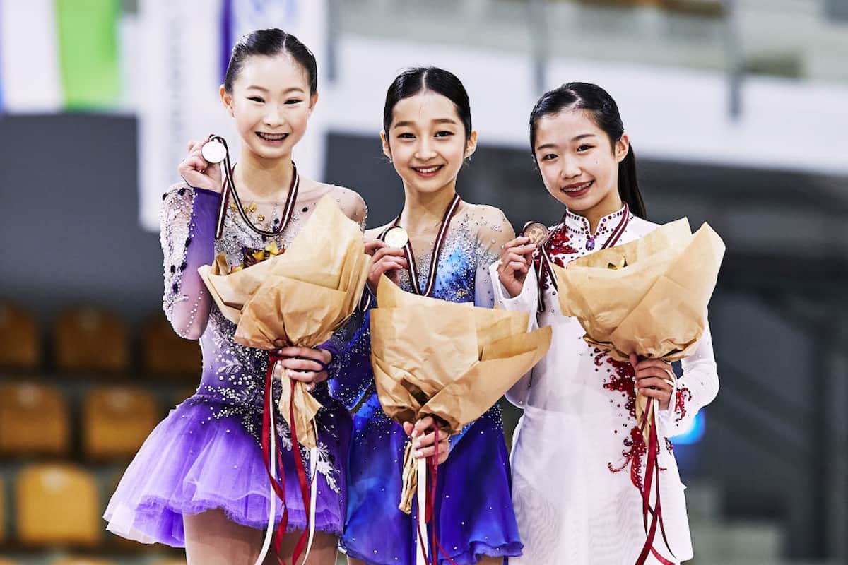 Siegerehrung Juniorinnen - Junior Grand Prix Riga 2022 - hier im Bild Soho Lee, Jia Shin und Ami Nakai