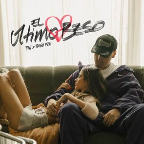 TINI Stoessel veröffentlicht “El Ultimo Beso” mit Tiago PZK - hier im Bild das Single-Cover mit Tini & Tiago PZK auf einer Couch