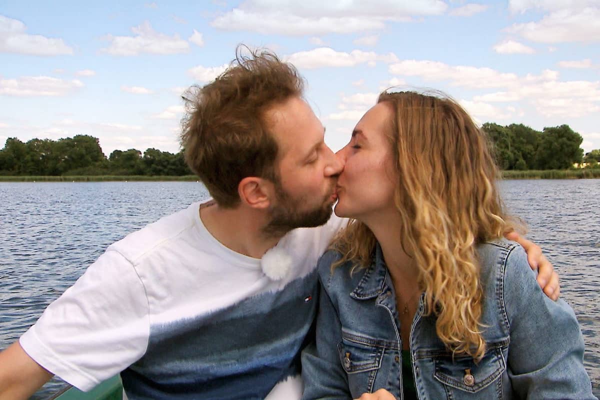 Arne und Antje glücklich bei Bauer sucht Frau am 1.11.2022 - Der erste Kuss
