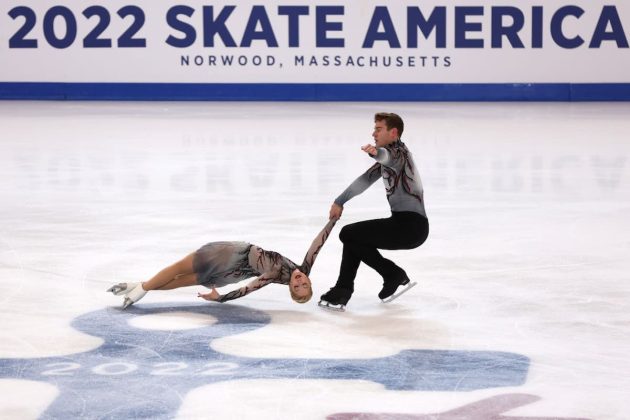 Eiskunstlauf ISU Grand Prix Skate America 21.-23.10.2022 Norwood (USA) - Ergebnisse - hier im Bild Alexa Knierim - Brandon Frazier aus den USA