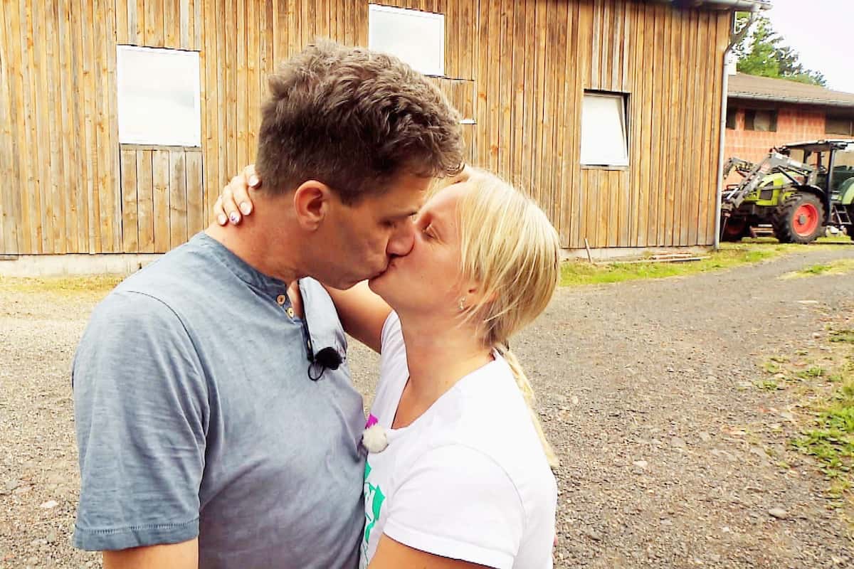 Jörg und Patricia küssen sich bei Bauer sucht Frau am 18.10.2022