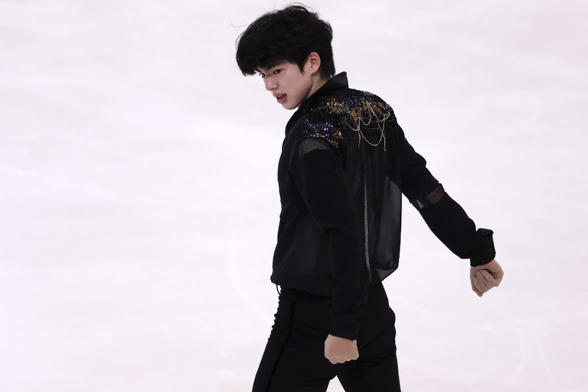 Junhwan Cha aus Südkorea beim Kurzprogramm der Männer Grand Prix Skate America Norwood 21.-23.10.2022