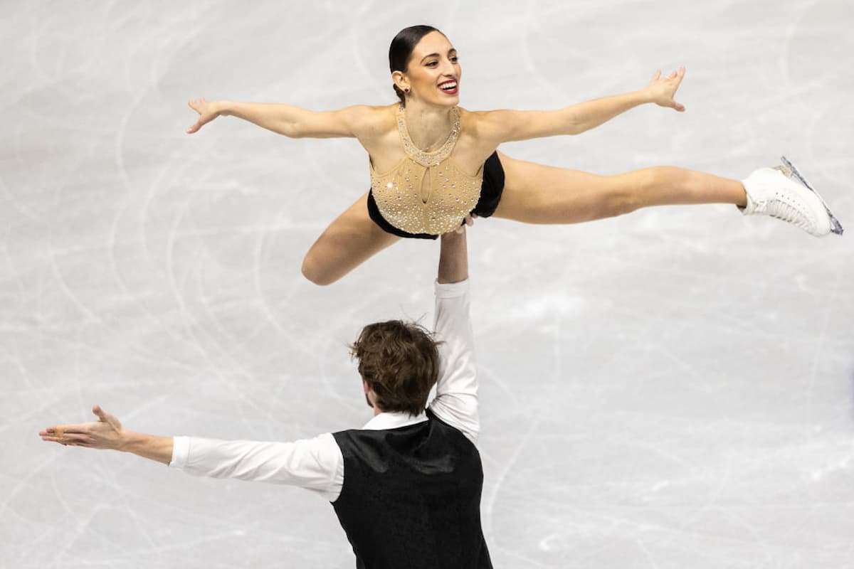 Sara Conti and Niccolo Macii aus Italien beim ISU Grand Prix Skate Canada 2022