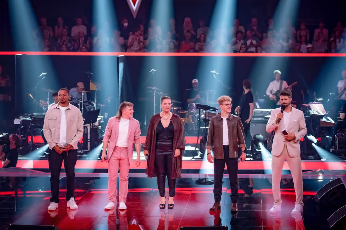 The Voice of Germany 14.10.2022 Talente, Songs Sing offs Teil 2 Wer weiter und wer ausgeschieden ist - hier im Bild Entscheidung im Team Rea Marlon Newman, Björn Meyer, Bella Robin und Tammo Förster und Moderator Thore Schölermann