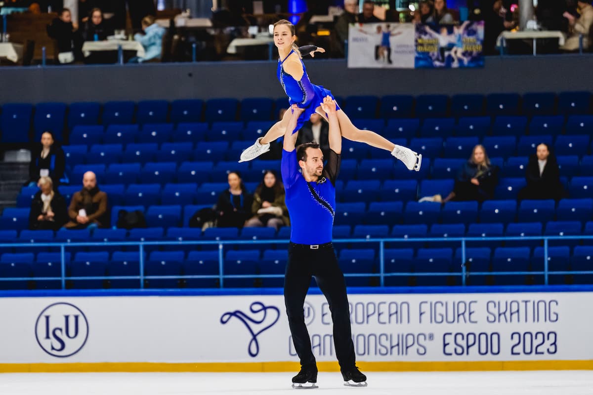 Alisa Efimova - Ruben Blommaert aus Deutschland - Platz 2 beim ISU Grand Prix Eiskunstlauf in Espoo