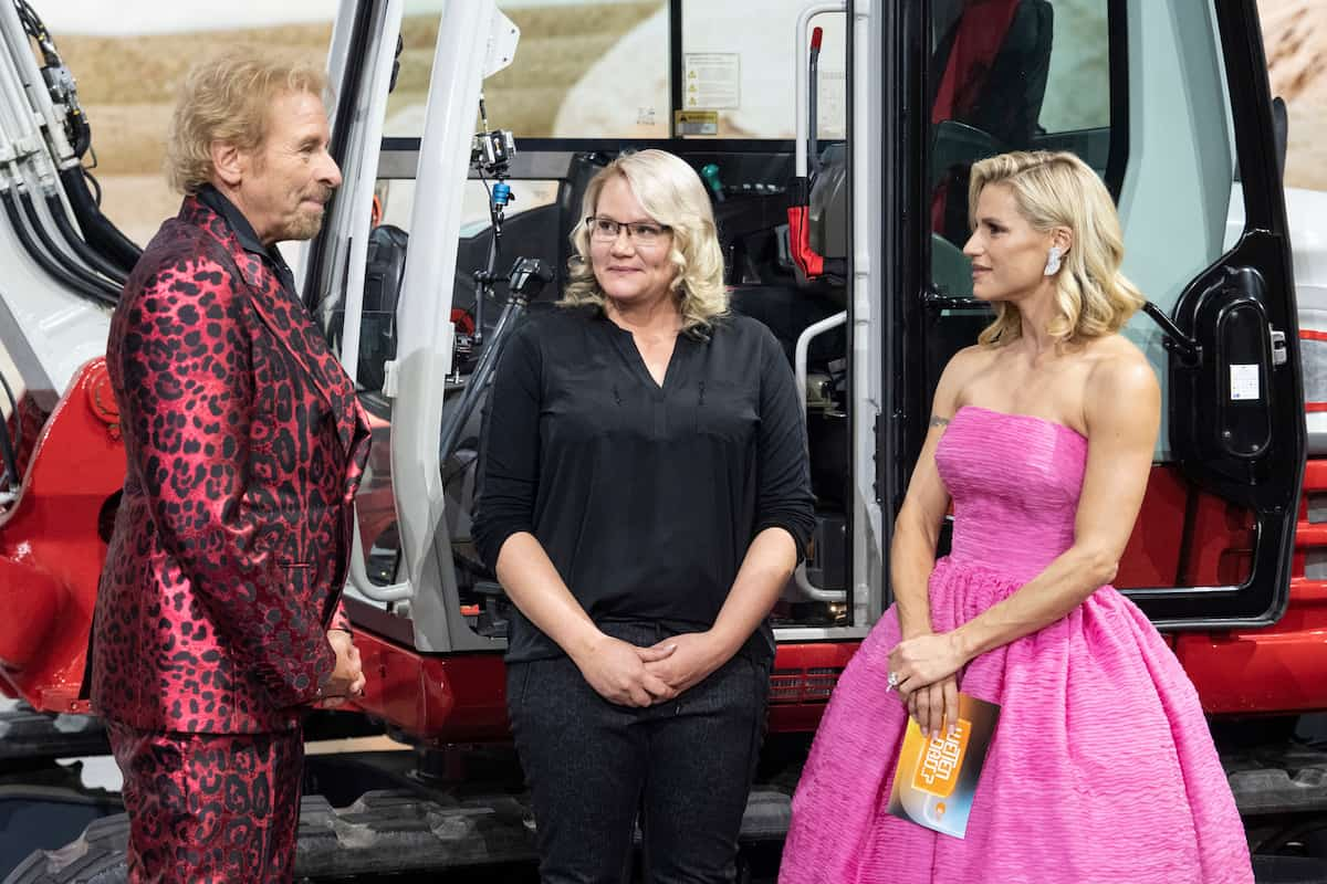 Bagger-Wette bei Wetten dass am 19.11.2022 - hier imn Bild Sandra Hasenauer mit Thomas Gottschalk und Michelle Hunziker