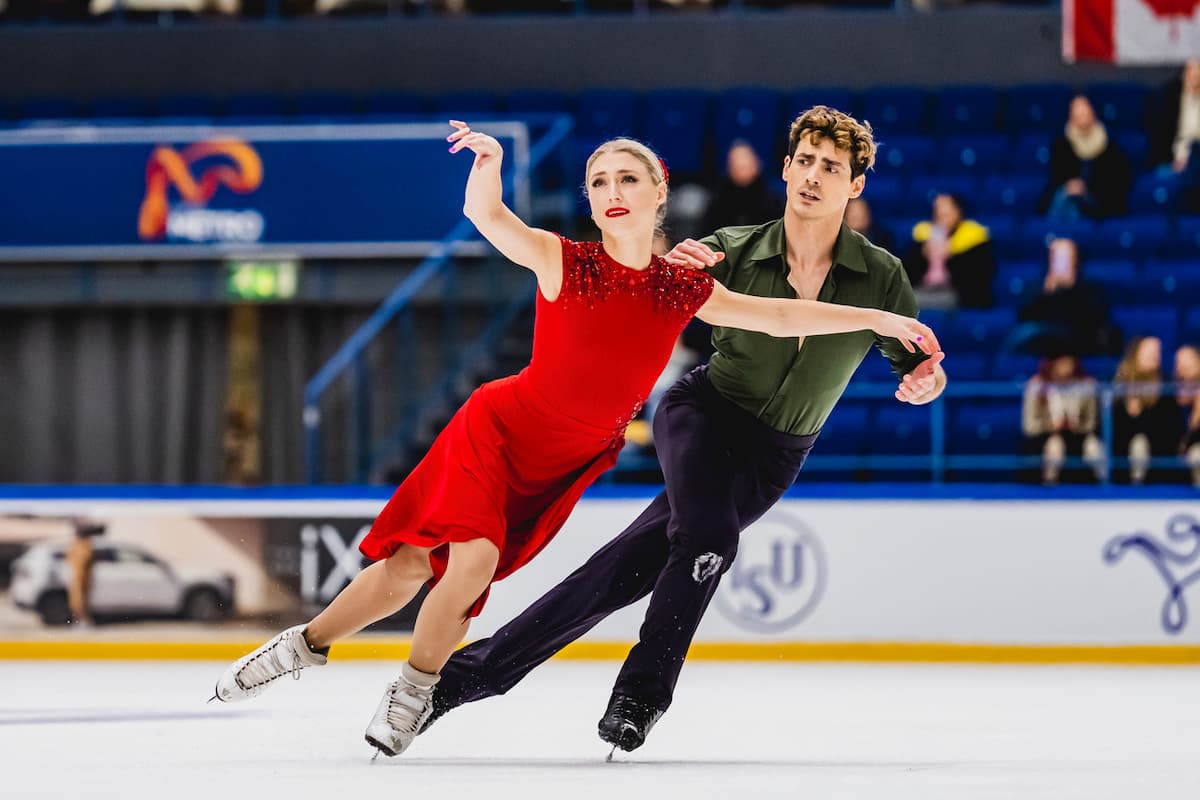 Piper Gilles and Paul Poirier aus Kanada - Sieger im Eistanz beim ISU Grand Prix Eiskunstlauf in Espoo