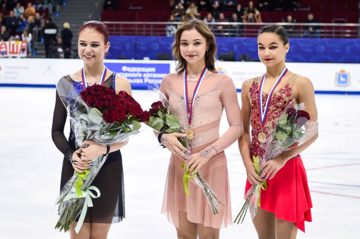Siegerehrung Eiskunstlauf-Frauen beim russischen Grand Prix Eiskunstlauf in Samara 2022 - im Bild Alexandra Trusova, Sofia Samodelkina (Mitte, Siegerin) und Ksenia Guschina