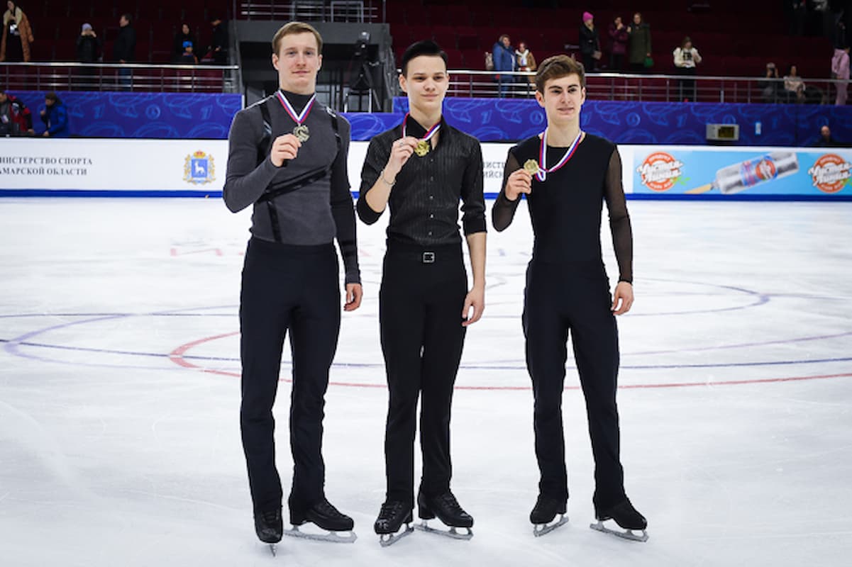 Siegerehrung Eiskunstlauf-Männer beim russischen Grand Prix Eiskunstlauf in Samara 2022 - hier im Bild Alexander Samarin, Gleb Luftullin (Sieger, Mitte) und Mark Kondratyuk